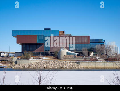 Das Äußere des n Galerie für Moderne Kunst ab über den gefrorenen South Saskatchewan River in Saskatoon, Saskatchewan, Kanada gesehen. Stockfoto