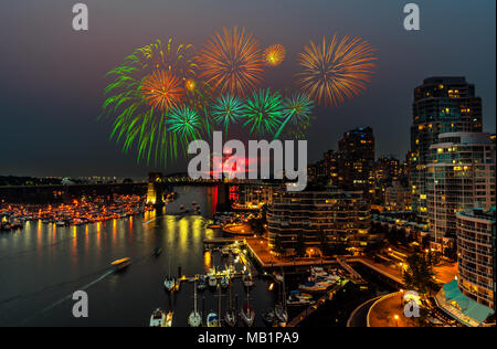 Buntes Feuerwerk leuchtet über der Brücke und der Ozean, in der Nähe der grossen Stadt, viele Boote und Yachten auf dem Wasser, die Reflexion der Lichter von Stockfoto