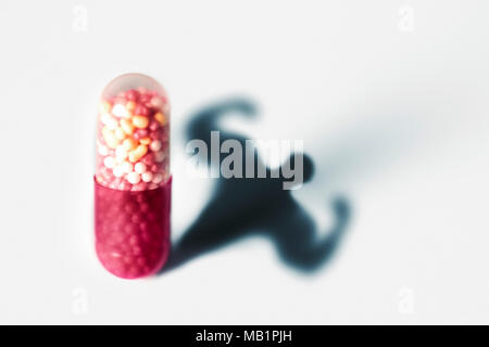 Sport Doping, anabole Kapsel - Form eines männlichen muskulösen Oberkörper - Symbol für medizinische Drogenmissbrauch. Stockfoto