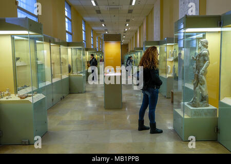 Athen, Griechenland - 28 Dezember, 2017: Touristen, die das Museum der antiken Agora in Stoa des Attalos in Athen, Griechenland. Stockfoto