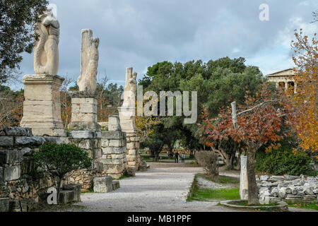 Odeon des Herodes Agrippa Statuen in Antike Agora in Athen, Griechenland Stockfoto