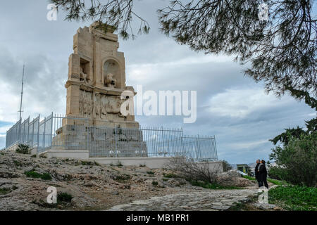 Athen, Griechenland - 28 Dezember, 2017: Touristen, die in der Philopappos Monument, das sich in Athen, Griechenland. Stockfoto