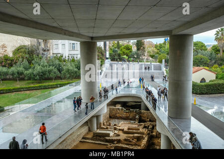 Athen, Griechenland - 28 Dezember, 2017: Innenansicht des neuen Akropolis Museums in Athen. Durch die schweizerisch-französische Architekt Bernard Tschumi entworfen. Stockfoto
