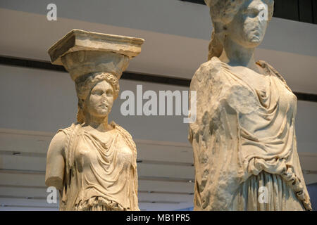 Athen, Griechenland - 28 Dezember, 2017: Innenansicht des neuen Akropolis Museums in Athen. Durch die schweizerisch-französische Architekt Bernard Tschumi entworfen. Stockfoto