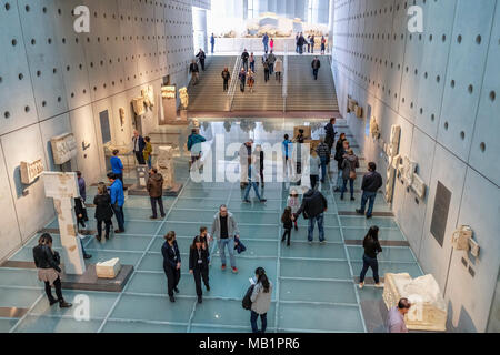 Athen, Griechenland - 28 Dezember, 2017: Innenansicht des neuen Akropolis Museums in Athen. Durch die schweizerisch-französische Architekt Bernard Tschumi entworfen. Stockfoto