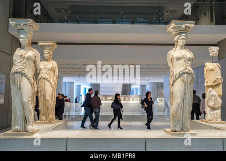 Athen, Griechenland - 28 Dezember, 2017: Innenansicht des neuen Akropolis Museums in Athen. Durch die schweizerisch-französische Architekt Bernard Tschumi entworfen. Stockfoto