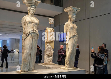 Athen, Griechenland - 28 Dezember, 2017: Innenansicht des neuen Akropolis Museums in Athen. Durch die schweizerisch-französische Architekt Bernard Tschumi entworfen. Stockfoto