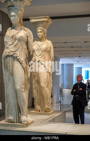 Athen, Griechenland - 28 Dezember, 2017: Innenansicht des neuen Akropolis Museums in Athen. Durch die schweizerisch-französische Architekt Bernard Tschumi entworfen. Stockfoto