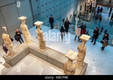 Athen, Griechenland - 28 Dezember, 2017: Innenansicht des neuen Akropolis Museums in Athen. Durch die schweizerisch-französische Architekt Bernard Tschumi entworfen. Stockfoto