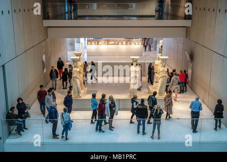 Athen, Griechenland - 28 Dezember, 2017: Innenansicht des neuen Akropolis Museums in Athen. Durch die schweizerisch-französische Architekt Bernard Tschumi entworfen. Stockfoto