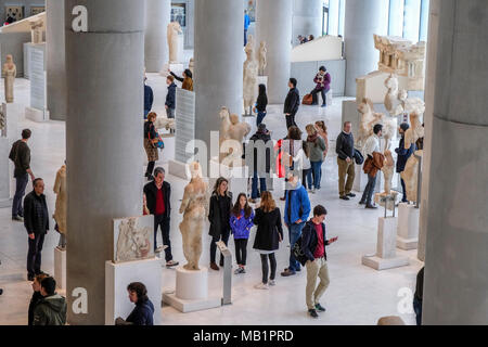 Athen, Griechenland - 28 Dezember, 2017: Innenansicht des neuen Akropolis Museums in Athen. Durch die schweizerisch-französische Architekt Bernard Tschumi entworfen. Stockfoto