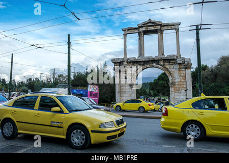 Athen, Griechenland - 28 Dezember, 2017: Autos vor Hadrians Bogen in Athen, Griechenland, im Umlauf. Stockfoto