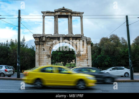 Athen, Griechenland - 28 Dezember, 2017: Autos vor Hadrians Bogen in Athen, Griechenland, im Umlauf. Stockfoto
