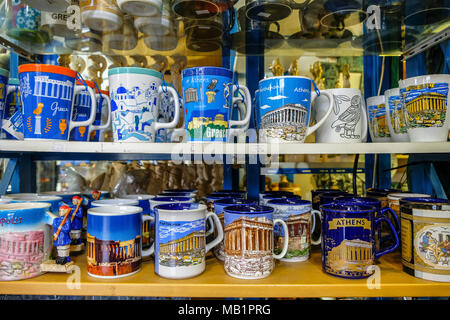 Athen, Griechenland - 28 Dezember, 2017: Souvenir Tassen in einem Store in Athen, Griechenland, eingerichtet. Stockfoto