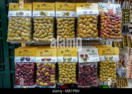 Athen, Griechenland - 28 Dezember, 2017: Viele Sorten von Oliven für den Verkauf in einem Lebensmittel Shop im Stadtteil Plaka in Athen, Griechenland, geliefert. Stockfoto
