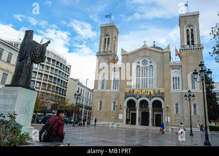 Athen, Griechenland - 28 Dezember, 2017: Touristen, die in der Metropolitan Kathedrale von Athen in Griechenland. Stockfoto