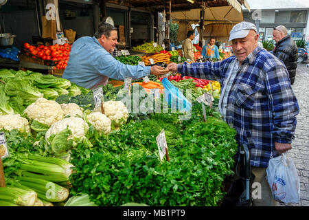 Athen, Griechenland - Dezember 29, 2017: Ein unbekannter Mann Verkauf von Gemüse in der zentrale Markt von Athen in Athen, Griechenland. Stockfoto