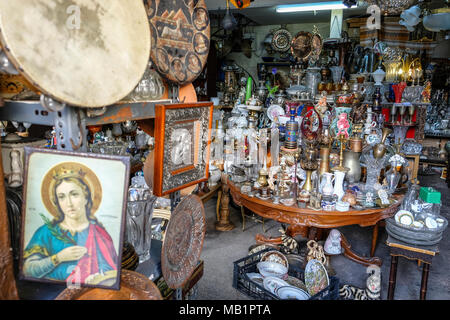 Athen, Griechenland - 29 Dezember, 2017: alte Sachen in einem Street Market in Athen, Griechenland. Stockfoto