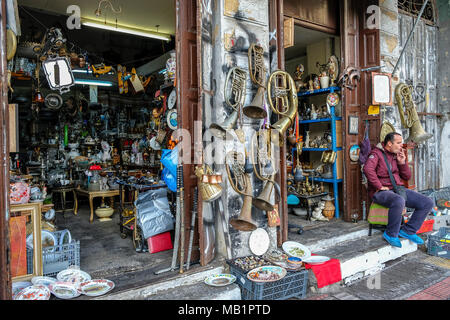 Athen, Griechenland - Dezember 29, 2017: Ein unbekannter Mann Verkauf von alten Sachen in einem Street Market in Athen, Griechenland. Stockfoto