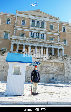 Athen, Griechenland - 29 Dezember, 2017: Die wachablösung am Grab des Unbekannten Soldaten auf dem Syntagma-platz im griechischen Parlament in Athen. Stockfoto