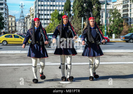 Athen, Griechenland - 29 Dezember, 2017: Die wachablösung am Grab des Unbekannten Soldaten auf dem Syntagma-platz im griechischen Parlament in Athen. Stockfoto