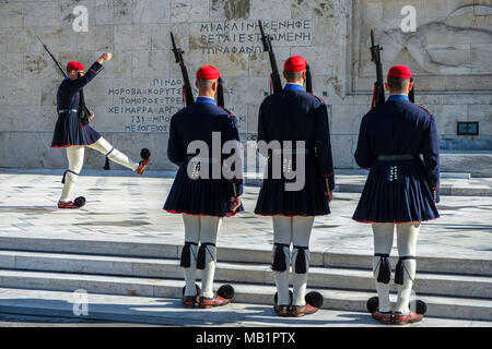 Athen, Griechenland - 29 Dezember, 2017: Die wachablösung am Grab des Unbekannten Soldaten auf dem Syntagma-platz im griechischen Parlament in Athen. Stockfoto