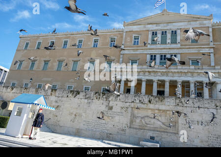 Athen, Griechenland - 29 Dezember, 2017: Die wachablösung am Grab des Unbekannten Soldaten auf dem Syntagma-platz im griechischen Parlament in Athen. Stockfoto