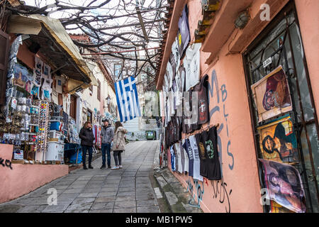 Athen, Griechenland - 29 Dezember, 2017: Menschen kaufen Souvenirs in einem Store in Athen in Griechenland. Stockfoto