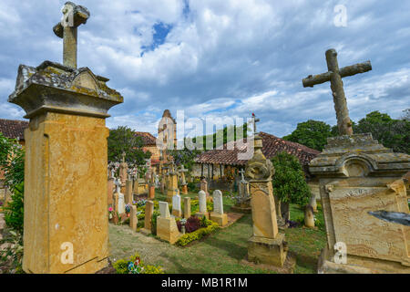 Barichara, Kolumbien - 11. August 2017: Grabsteine auf dem Friedhof, enthält viele reich verzierte Grabsteine in gelb Stein, der in Barichara verfügbar ist, Stockfoto