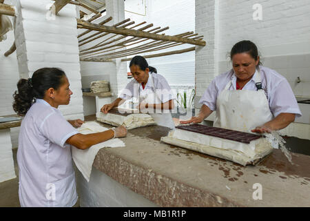 Barichara, Kolumbien - 11. August 2017: Nicht identifizierte Frauen, Papier in eine handwerkliche Weise, Barichara, Kolumbien. Stockfoto