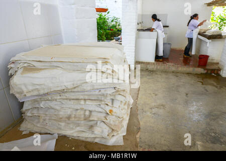 Barichara, Kolumbien - 11. August 2017: Nicht identifizierte Frauen, Papier in eine handwerkliche Weise, Barichara, Kolumbien. Stockfoto