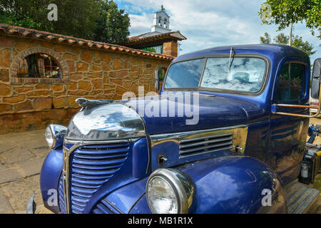 Barichara, Kolumbien - 11. August 2017: Oldtimer auf einer Straße in der Kolonialen Barichara, Kolumbien geparkt. Stockfoto