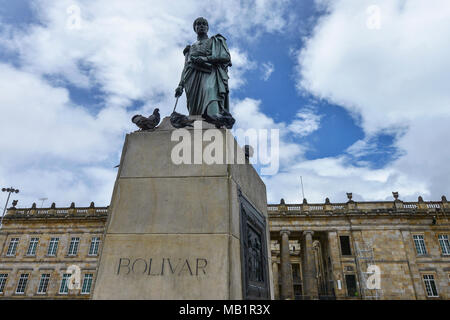 Statue von Simon Bolivar in die Bolivar Square mit dem National Capitol im Hintergrund in Bogota, Kolumbien. Stockfoto