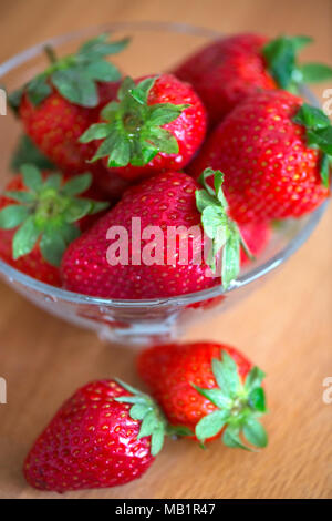 Frische Erdbeeren auf alten hölzernen Hintergrund Stockfoto