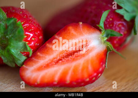 Frische Erdbeeren auf alten hölzernen Hintergrund Stockfoto