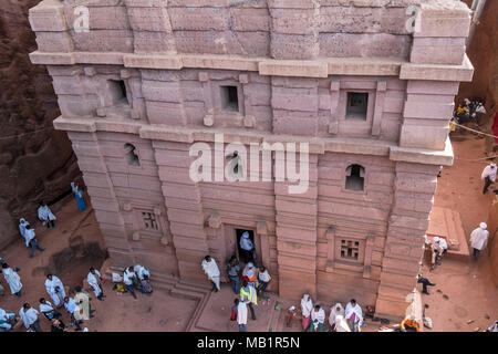 Lalibela, Äthiopien - Januar 6, 2018: Pilger besuchen Bet Amanuel, einer der Kirchen von Lalibela in Äthiopien ausgegraben Stockfoto