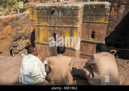 Lalibela, Äthiopien - Januar 7. 2018: Pilger bei Bet Giyorgis, einem der Felsen gehauenen Kirchen von Lalibela und UNESCO-Weltkulturerbe in Lalibela. Stockfoto