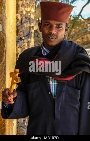 Tigray, Äthiopien - Januar 11, 2018: Portrait einer christlich-orthodoxen Priester an der Klippe Kloster Debre Damo in Tigray Region, Äthiopien. Stockfoto