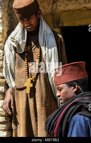 Tigray, Äthiopien - Januar 11, 2018: Portrait einer christlich-orthodoxen Priester an der Klippe Kloster Debre Damo in Tigray Region, Äthiopien. Stockfoto