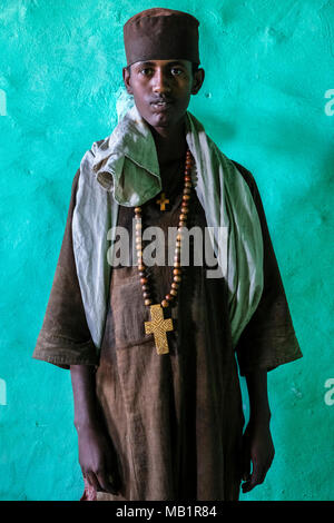 Tigray, Äthiopien - Januar 11, 2018: Portrait einer christlich-orthodoxen Priester an der Klippe Kloster Debre Damo in Tigray Region, Äthiopien. Stockfoto