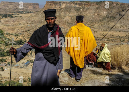 Tigray, Äthiopien - Januar 11, 2018: Portrait einer christlich-orthodoxen Priester an der Klippe Kloster Debre Damo in Tigray Region, Äthiopien. Stockfoto