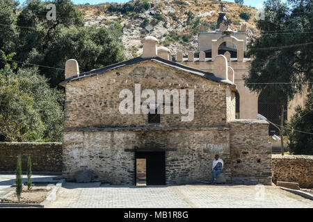 Aksum, Äthiopien - Januar 12, 2018: ein Pilger in der Kirche Unserer Lieben Frau Maria von Zion, den heiligsten Ort für alle orthodoxen Äthiopier in Aksum. Stockfoto