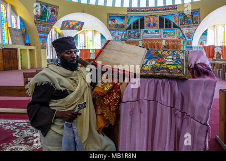 Aksum, Äthiopien - Januar 12, 2018: unbekannter Mann zeigt antike Bibel im Amharischen Sprache in der Kirche Unserer Lieben Frau Maria von Zion in Aksum. Stockfoto