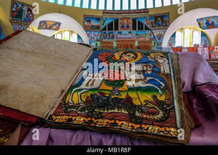 Aksum, Äthiopien - Januar 12, 2018: alte Bibel im Amharischen Sprache in der Kirche Unserer Lieben Frau Maria von Zion in Aksum, Äthiopien. Stockfoto