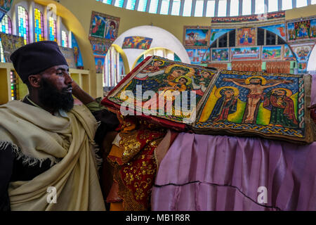 Aksum, Äthiopien - Januar 12, 2018: unbekannter Mann zeigt antike Bibel im Amharischen Sprache in der Kirche Unserer Lieben Frau Maria von Zion in Aksum. Stockfoto