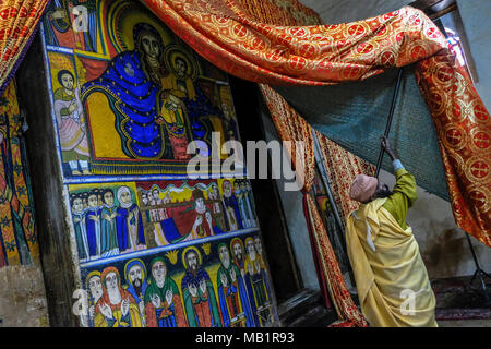 Aksum, Äthiopien - Januar 12, 2018: Innenansicht der Kirche Unserer Lieben Frau Maria von Zion, den heiligsten Ort für alle orthodoxen Äthiopier in Aksum. Stockfoto