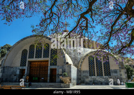 Aksum, Äthiopien - Januar 12, 2018: Unbekannter Pilger besuchen die neue Kathedrale Unserer Lieben Frau Maria von Zion in Aksum, Äthiopien. Stockfoto