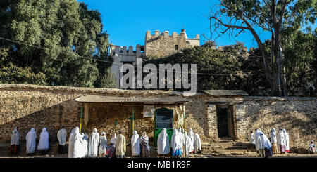 Aksum, Äthiopien - Januar 13, 2018: Unbekannter Pilger besuchen die neue Kathedrale Unserer Lieben Frau Maria von Zion in Aksum, Äthiopien. Stockfoto