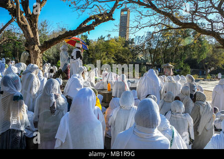 Aksum, Äthiopien - Januar 13, 2018: orthodoxe christliche Pilger ein open-air Service an der hl. Maria von Zion Kirche in Aksum, Äthiopien besuchen. Stockfoto