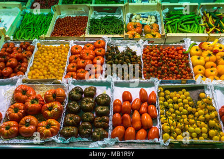 Tomaten der Sorten auf dem Markt Regale Stockfoto